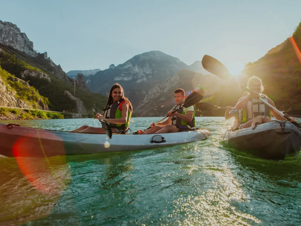 Cycliste pratiquant le kayak en eau calme pour travailler le haut du corps en complément du vélo