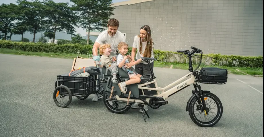 Famille autour d’un vélo cargo électrique longtail lors d’une sortie
