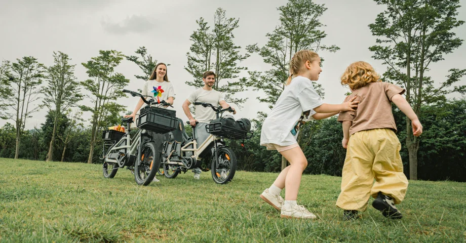 Vélos cargos électriques et enfants lors d’une sortie en plein air
